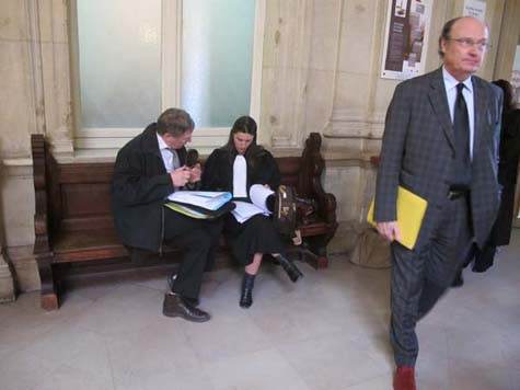 Assis François Lochon et son avocate, debout Bertrand Eveno